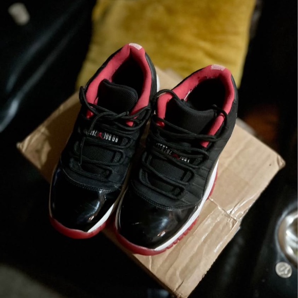 Air Jordan bred 11s low 5.5Y - Picture 2 of 2